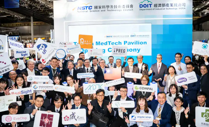 國科會與經濟部領軍 Taiwan MedTech Pavilion 開幕，臺灣智慧醫材國家隊於 MEDICA 2025 合影，Gnasal 團隊位於最左側